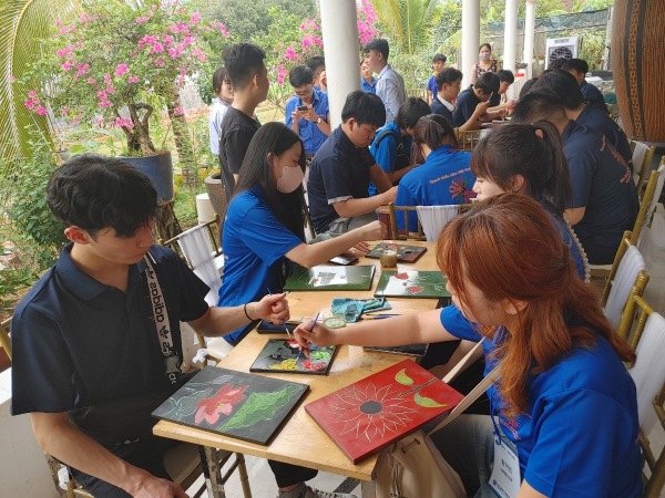 베트남 전통 목공예 체험 모습