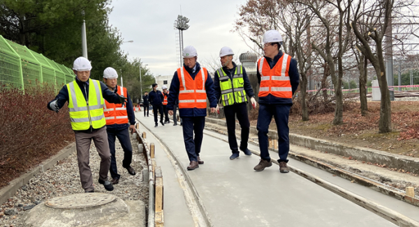 14일, 외삼 차량기지에서 연규양 사장(사진 가운데)이 트랩 급곡선 시험용 궤도 구축공사 현장을 점검하고 있다.