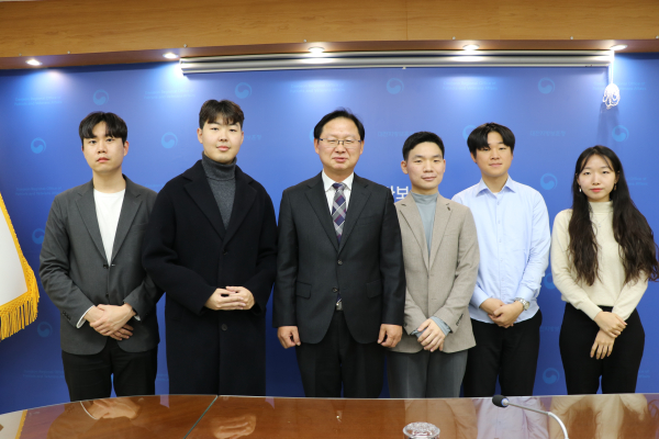 강만희 대전지방보훈청장(좌측에서 세 번째)과 충남대학교 사진동아리 ‘디앵글스’가 함께 사진을 찍고 있다