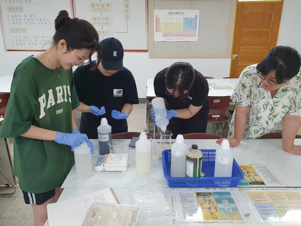 지난 8월 대전괴정고등학고 과학실에서 이상화 목원대 교수(오른쪽 첫 번째)가 괴정고 학생들과 함께 천연손세정제를 만드는 실험을 하고 있다.