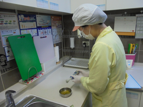 건강 식생활 프로그램 당·나·귀(당류 줄이고, 나트륨 줄이고, 귀엽고 건강한 우리아이 만들기!) 프로그램에서 염도계 측정 모습.