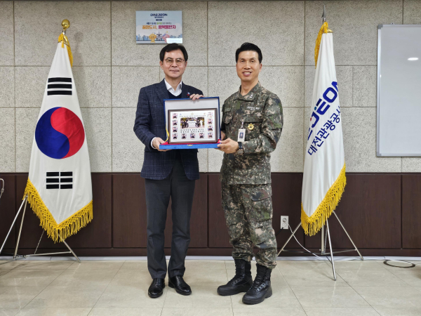 윤성국 사장, 해군대학으로부터 감사패 받아