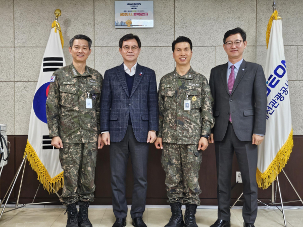 윤성국 사장, 해군대학으로부터 감사패 받아