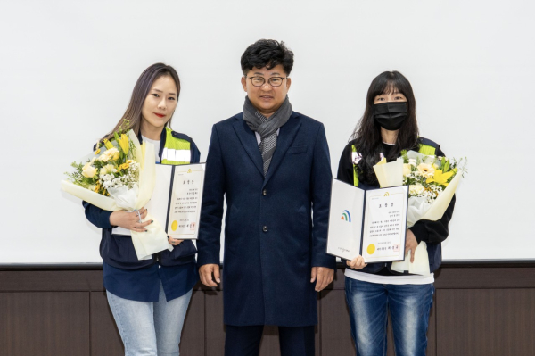 최충규 대덕구청장(사진 가운데)과 우수 반려견 순찰대원이 표창장 수여식 후 기념 촬영을 하고 있다