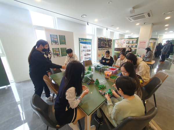학생나눔한마당 학급·동아리 사례 나눔 발표에서 학생들이 체험형 부스 활동에 즐겁게 참여하고 있다.