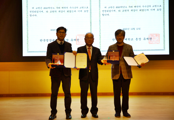 유재원 총장(가운데)이 지난 12일 ‘2023학년도 우수교원 시상’에서 수상한 음향제작과 김한길 교수(오른쪽), 사회복지과 이진용 교수(왼쪽)와 기념사진