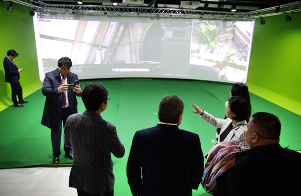 우즈베키스탄 국립예술문화대학교 관계자들이 한국영상대학교 마이스터대학원을 방문해 시설을 체험하고 있다.