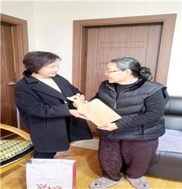 생활지원사들로부터 선물을 받고 기뻐하는 어르신들<br>