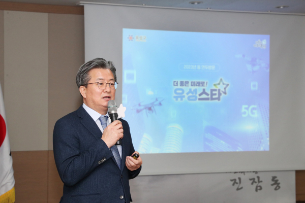 15일 정용래 유성구청장이 진잠동 행정복지센터를 방문하여 주민들과 대화를 하고 있다.