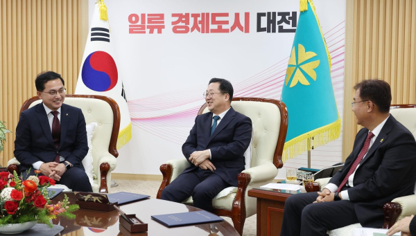 업무협약식 후 이야기 나누는 모습