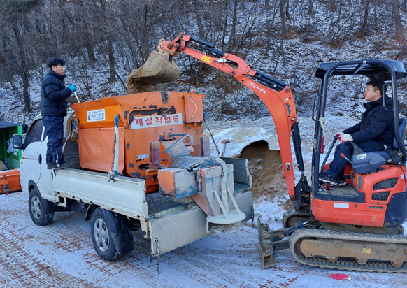 지난 16일 한국산림복지진흥원 국립산림치유원(경북 영주시·예천군)에서 폭설과 결빙에 대비하여 제설제 및 모래를 도포하는 작업을 하고 있다.