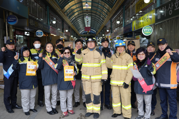 지난 18일 세종전통시장 일원에서 소방차 길 터주기 훈련 진행
