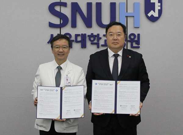 (왼쪽부터)서울대병원 김영태 병원장, 생명연 김장성 원장