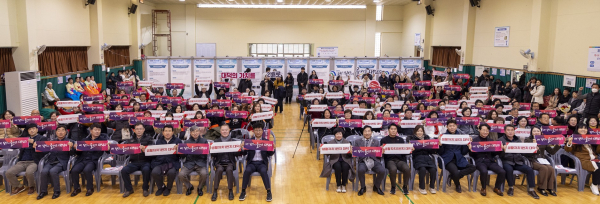 최충규 대덕구청장(사진 왼쪽 첫 번째줄 여덟 번째)과 구의원,시의원 및 관계자들이 20일 대덕구청소년어울림센터에서 열린 ‘2023년 주민자치회 성과공유회 및 주민자치센터 프로그램 발표회’에서 기념촬영