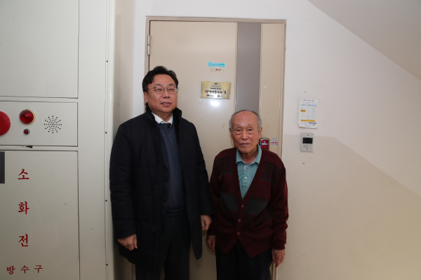 지난 20일에 원당동 박동열 씨 댁을 방문해 ‘병역명문가의 집 문패 달아드리기’ 진행 모습