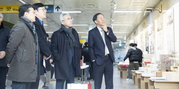 지난 20일 대전도시철도 1호선 대전역 문화갤러리에서 ‘목원대 배재대 건축학과 연합 전시회’를 개최한 가운데 이희학(오른쪽 둘째) 목원대 총장과 김욱(오른쪽 첫째) 배재대 총장이 출품작을 감상하고 있다.