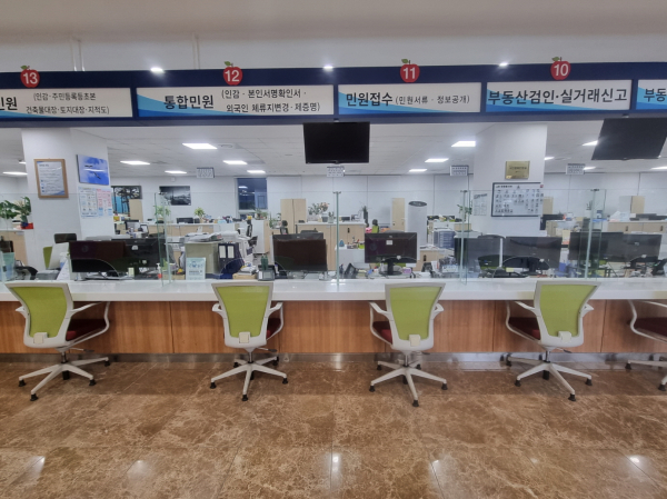 예산군청사 민원실 안전 강화유리 설치 모습