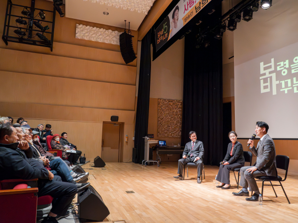 남희석씨는 보령 출신 기업인이나 연예인들을 자주 만나면서 보령에 대한 관심을 나누어왔다.