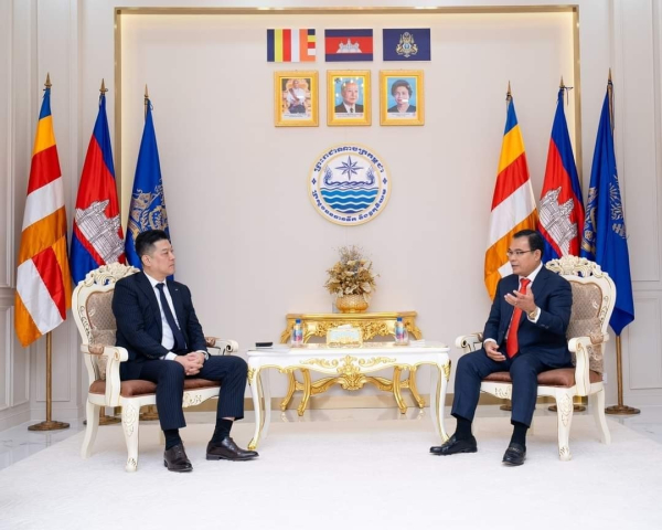 한국수자원공사 한성용 글로벌사업본부장(사진의 왼쪽)과 토르 체타(Thor Chetha) 캄보디아 수자원기상부 장관(사진의 오른쪽)이 면담을 진행하고 있다.