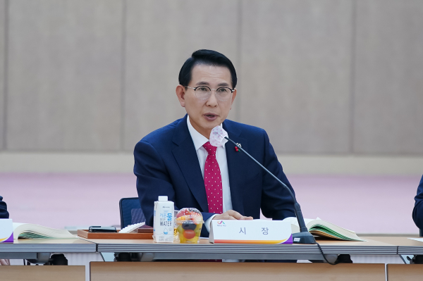 22일 서산시청 대회의실에서 이완섭 서산시장이 2024년도 주요 업무계획 보고회를 주재하는 모습