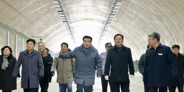 22일 '대천-죽정동 간 도로준공 개통식' 후 봉재터널을 걷고있는 김동일 시장과 관계자들