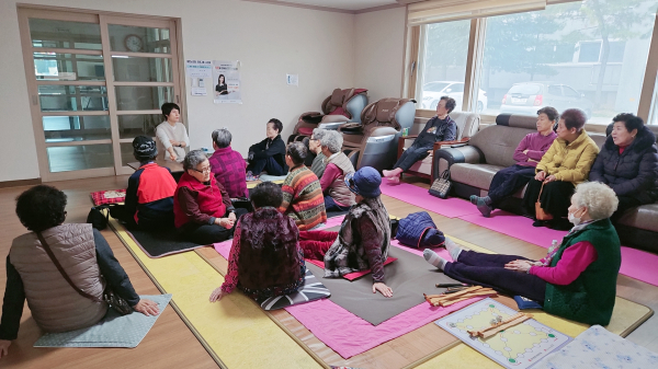 경로당 건강관리 교육 진행 모습