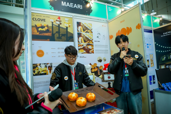 한남대 메아리팀 학생들이 성심당 빵을 담는 사이즈가 조절되는 기능성 트레이 발명품을 소개하고 있다.