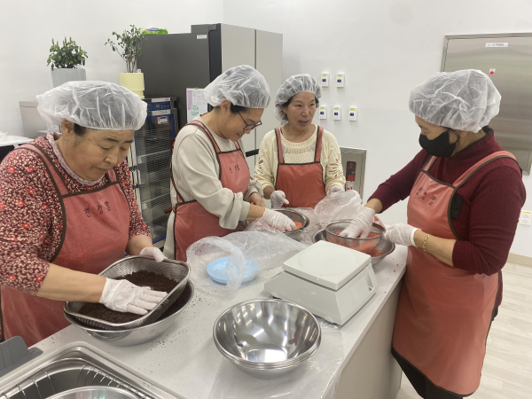 마을 주민들이 체험활동 재료를 준비하고 있다.