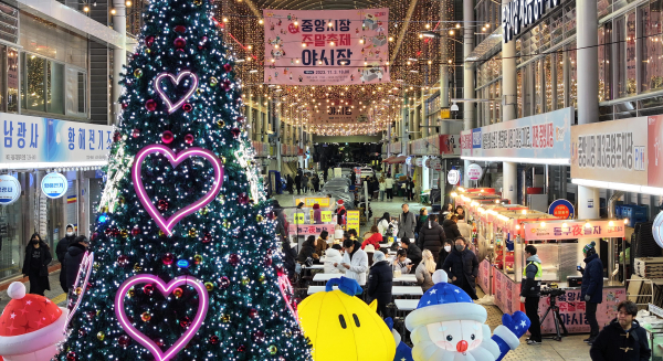 지난 16일 중앙시장 ‘동구夜놀자’ 야시장을 찾은 시민들이 성탄절 분위기를 만끽하며 먹거리를 즐기고 있다.