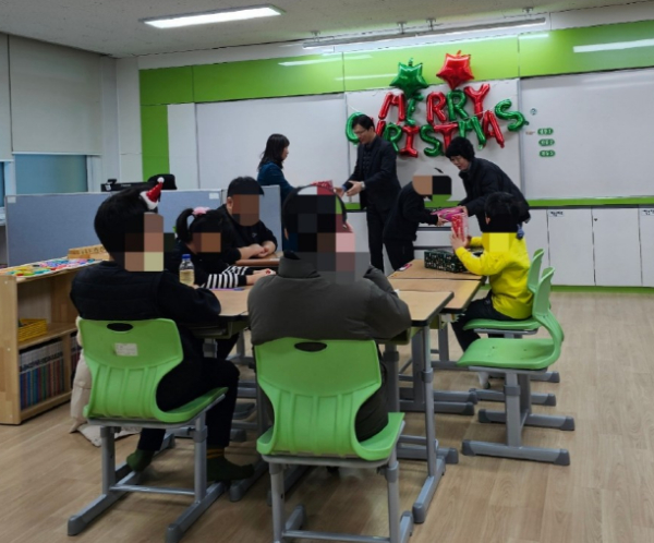 석교동 한마음회에서 진행한 장애아동 성탄선물 전달 사진