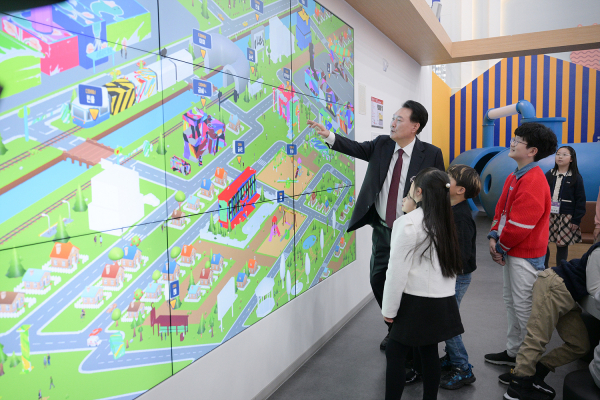 ​국립어린이박물관 내부를 둘러보고 있는 윤석열 대통령과 어린이들​