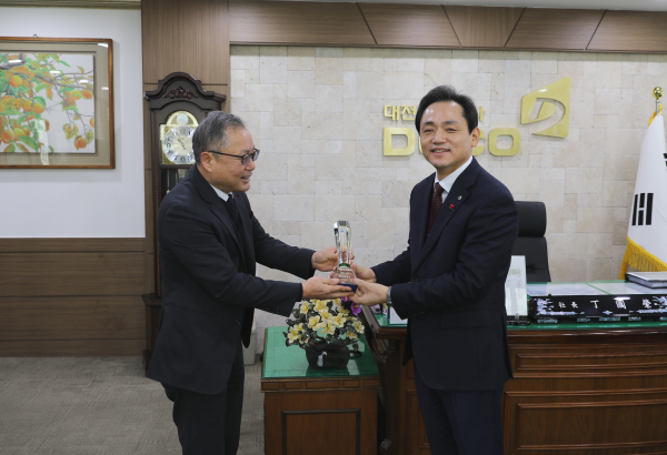 정국영 대전도시공사사장(우측)이 유순재 대전지방조달청장으로부터 상패를 받고 있다.