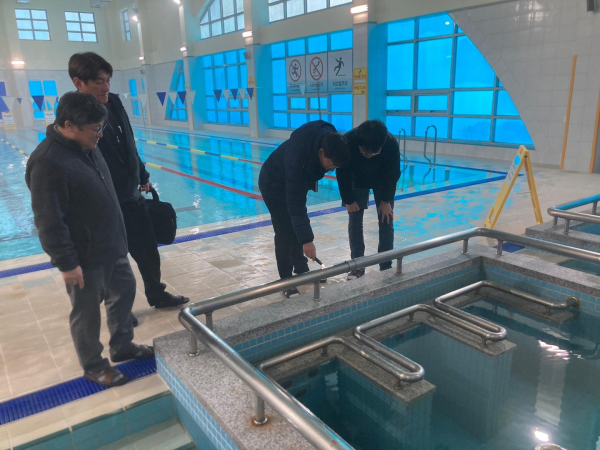 기술직 공무원과 전기안전관리업체 직원이 안전점검을 하고 있다.