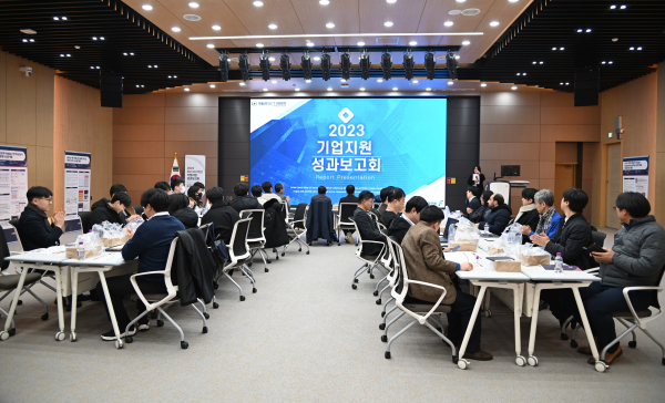 SW/AI 기업지원 성과보고회 기념 사진.