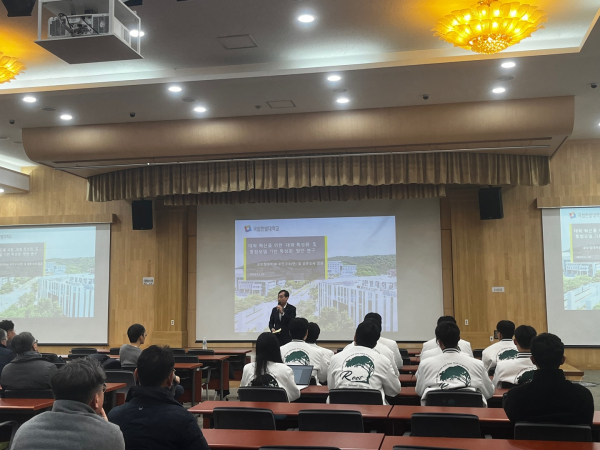 지난 20일 「대학혁신을 위한 연구」 중간보고회를 개최하고 대학 구성원들의 의견수렴 및 질의응답의 시간도 가졌다