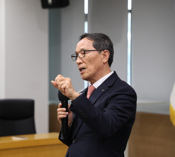 이병호 한국농어촌공사 사장이 지난 21일 평소 경영철학과 포용적 혁신으로 미래를 선도한다는 슬로건 등을 반영한 경영방침을 선포하고 있다.