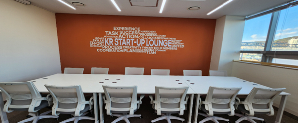 중소ㆍ창업ㆍ벤처기업인들이 이용하는  순천역 2층 KR스타트업라운지  회의실 공간의 모습
