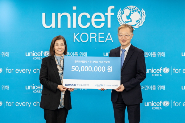 지난 28일 방탄소년단 데뷔 10주년 기념메달 판매 수익금을 (사)유니세프한국위원회에 후원했다. 유니세프 조미진 사무총장(왼쪽)과 한국조폐공사 유창수 영업개발처장(오른쪽)