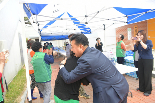 최재구 예산군수가 .군민을 격려하고 있다