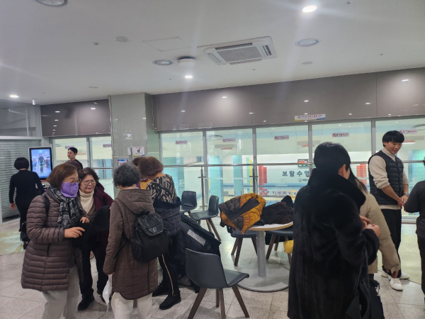 보람수영장 로비에서 AI헬스기기를 통해 정확한 운동 측정, 개인 운동지도를 받고 있는 이용객 모습.