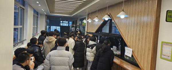 바자회에 참여하는 학생들