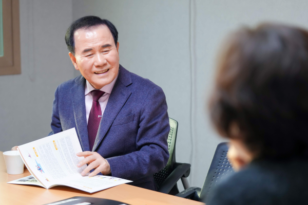 김지철 교육감이 27일 천안 삼일육아원을 위문 방문하고 있다