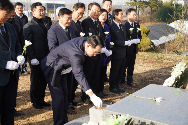 이완섭 서산시장, 1일 갑진년 신년참배 모습