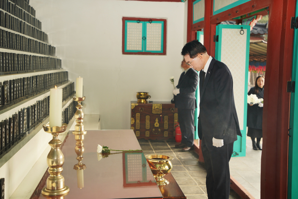 이완섭 서산시장, 1일 갑진년 신년참배 모습