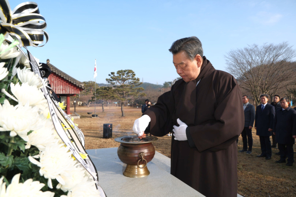 1일 원북면 옥파 이종일 선생 생가지를 방문해 사당 및 충령사, 자유수호 위령탑에서 참배