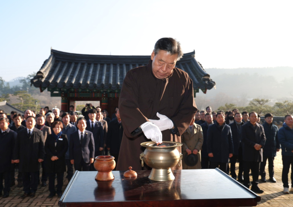 1일 원북면 옥파 이종일 선생 생가지를 방문해 사당 및 충령사, 자유수호 위령탑에서 참배