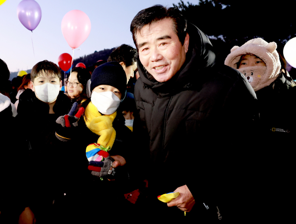 2024 갑진년 새해 첫날 성주산 일출전망대 해맞이 행사에 참석한 김동일 시장