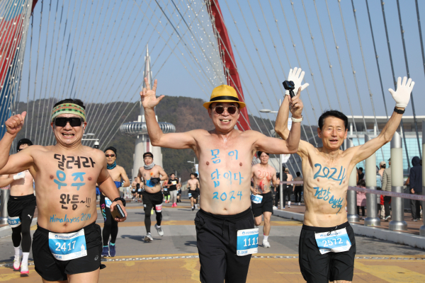 '선양 맨몸러닝페스타’에서 맨몸으로 달리고 있는 맥키스컴퍼니 조웅래 회장(가운데)