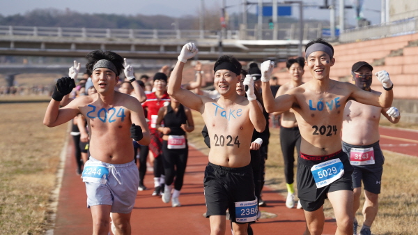 ‘선양 맨몸러닝페스타’(옛 대전맨몸마라톤대회)가 2024년 갑진년(甲辰年) 첫날인 1일 전국에서 6000여 인파가 몰린 가운데 펼쳐졌다.(현장 모습)