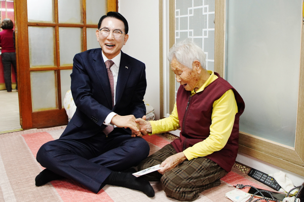 이완섭 서산시장이 2024년 갑진년 새해를 맞아 100세 이상 어르신을 위문했다